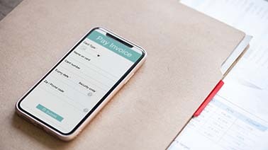 Ein Mobiltelephone liegend auf einer Akte.