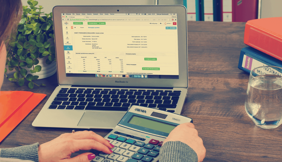 Buchhaltung am Laptop