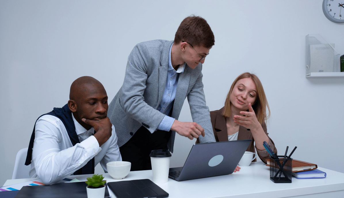 Kollegen besprechen einen Projektstatus