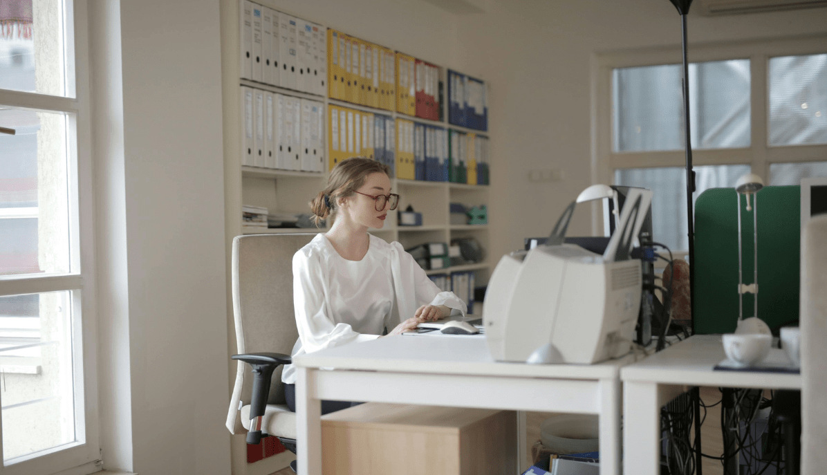 Mitarbeiterin im Büro vor dem Computer