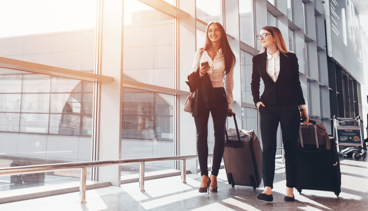 Zwei junge Frauen auf Geschäftsreise