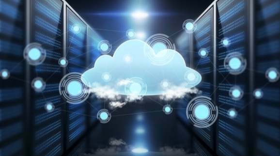 Cloud vs Hosting wird in einer Cloud digital dargestellt