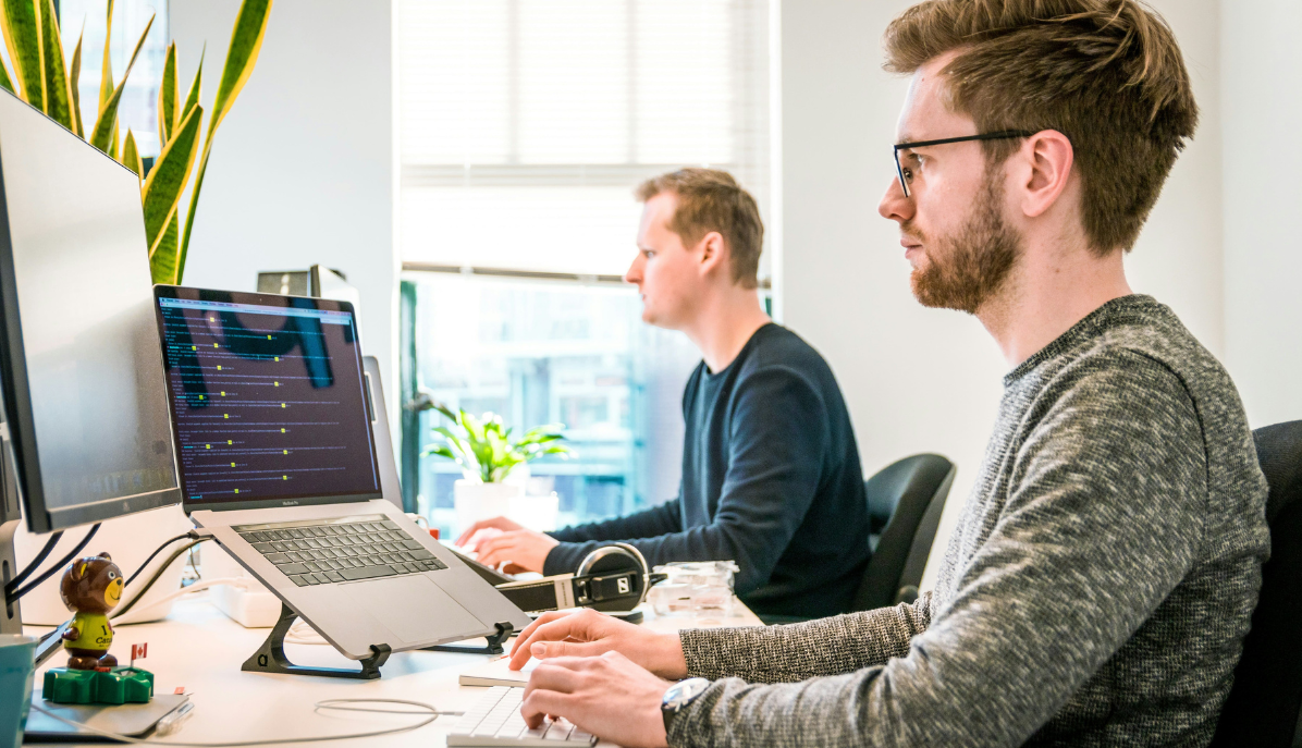 Kollegen arbeiten im Büro
