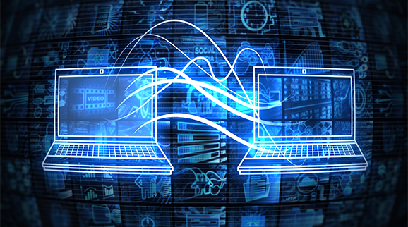 Digital Transformation Data Transfer durch zwei Laptops die miteinander verbunden sind