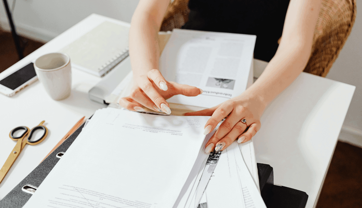 Rechnungsprüfung mit vielen Papierbelegen