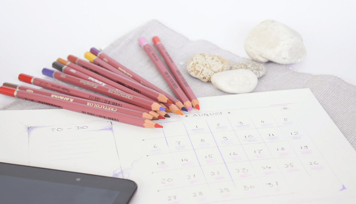 Zeitplan mit Stiften bei der Zeiterfassung