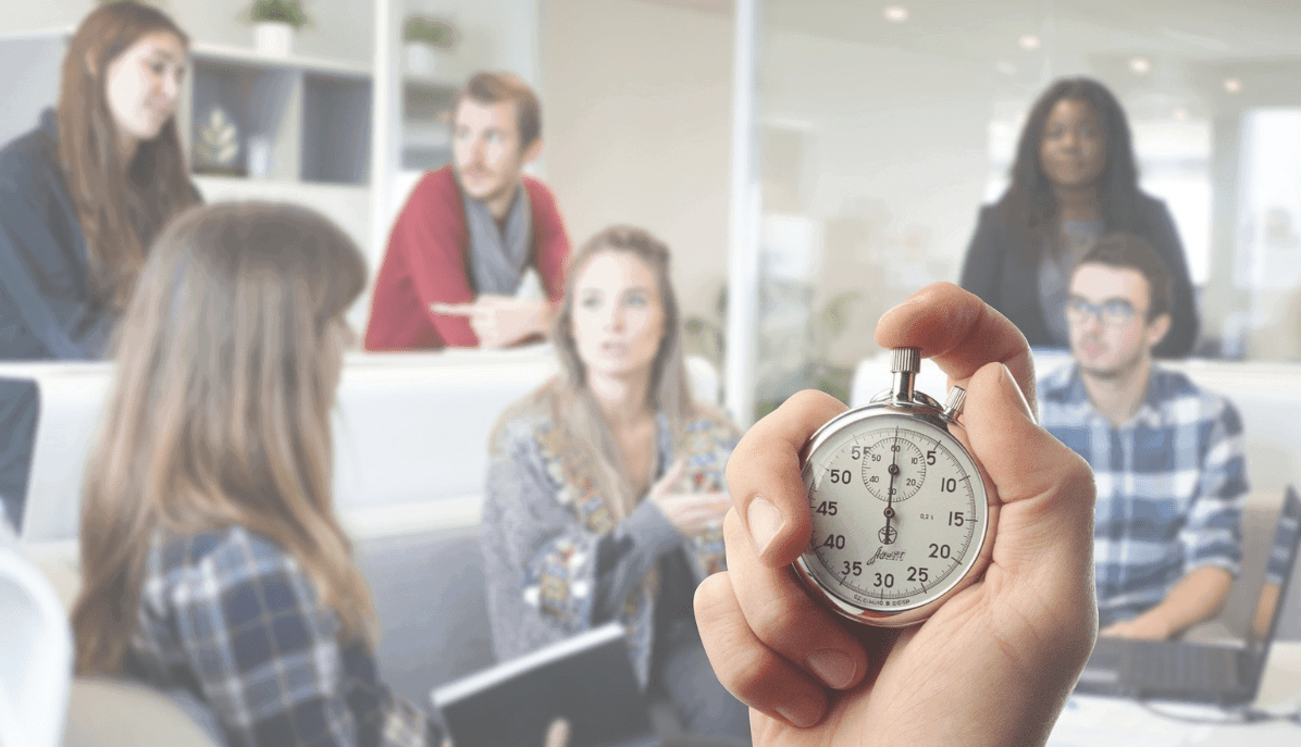 Mitarbeiter stoppt im Meeting Zeit mit Stoppuhr