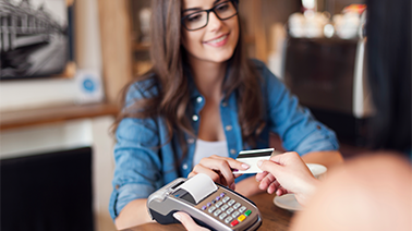 Digitalisierung Kundenzufriedenheit eine Frau die mit EC-Karte bezahlt