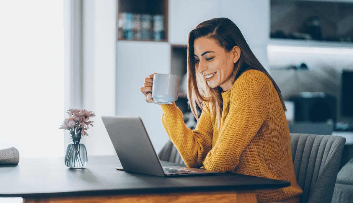 Arbeitnehmerin mit Laptop im Homeoffice