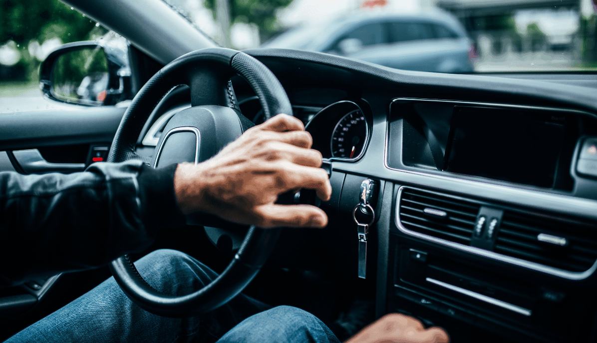 Arbeitnehmer pendelt im Auto zur Arbeit