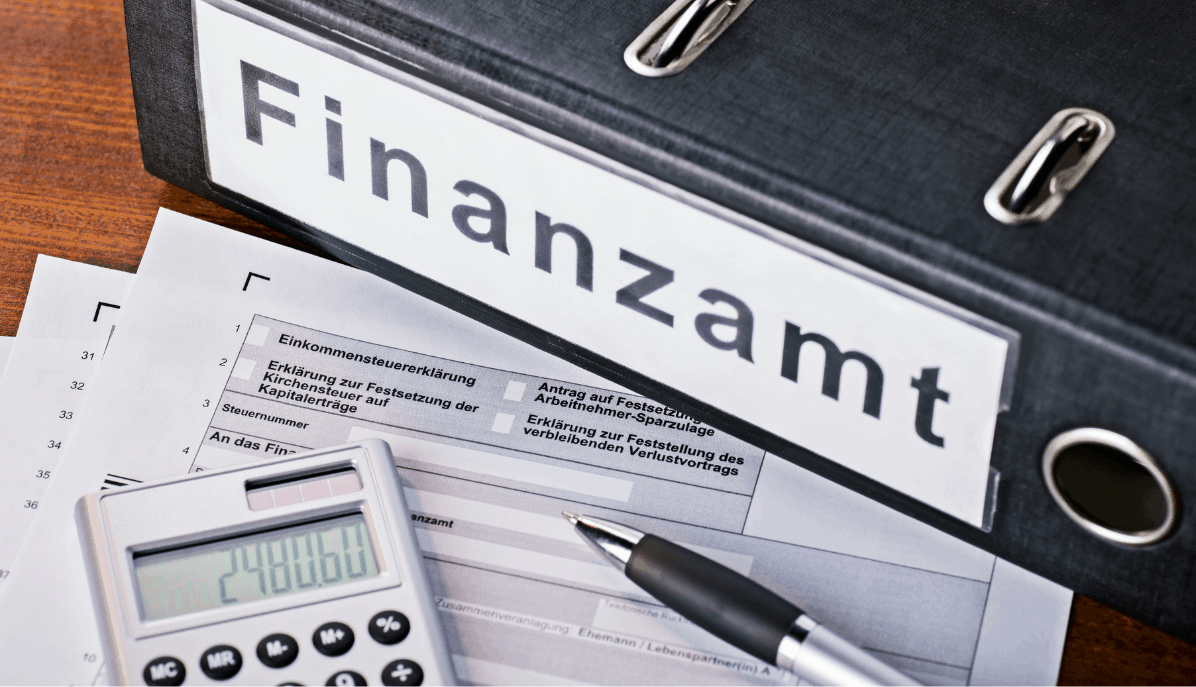 Steuererklärung mit Ordner mit belegen fürs Finanzamt
