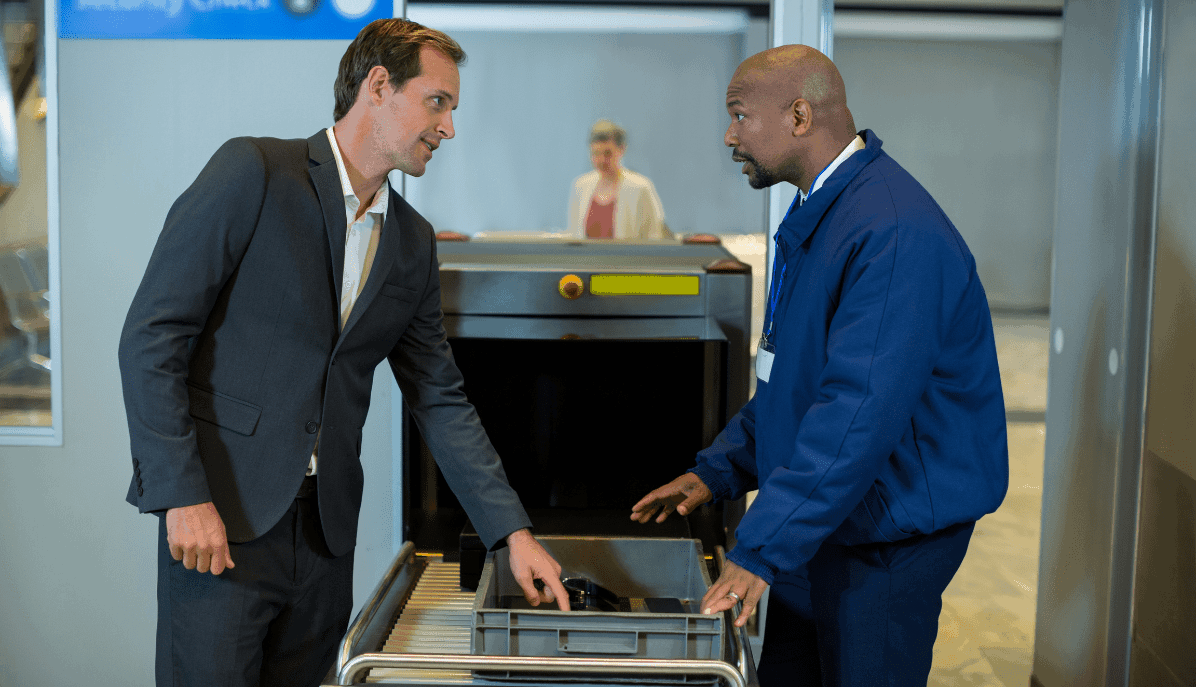 Geschäftsreisender bei der Sicherheitskontrolle am Flughafen