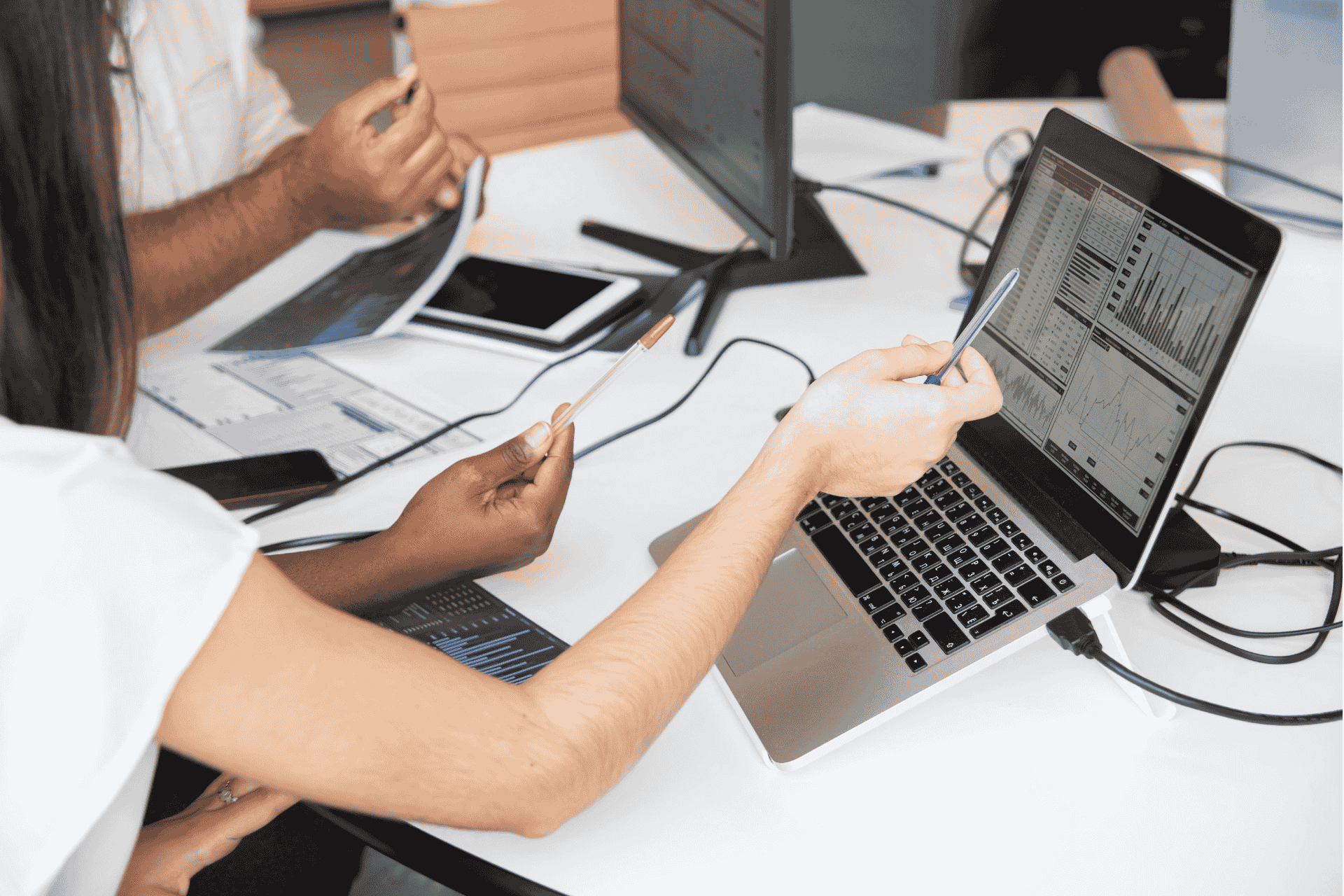 Frau im Meeting mit Laptop