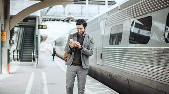 Mehrere Leute stehen in einem Kreis und legen ihre Hände übereinander
