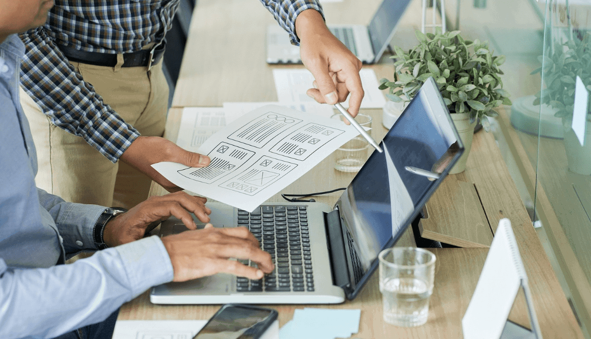 Zwei Mitarbeiter sprechen zur Konzeption der IT-Architektur