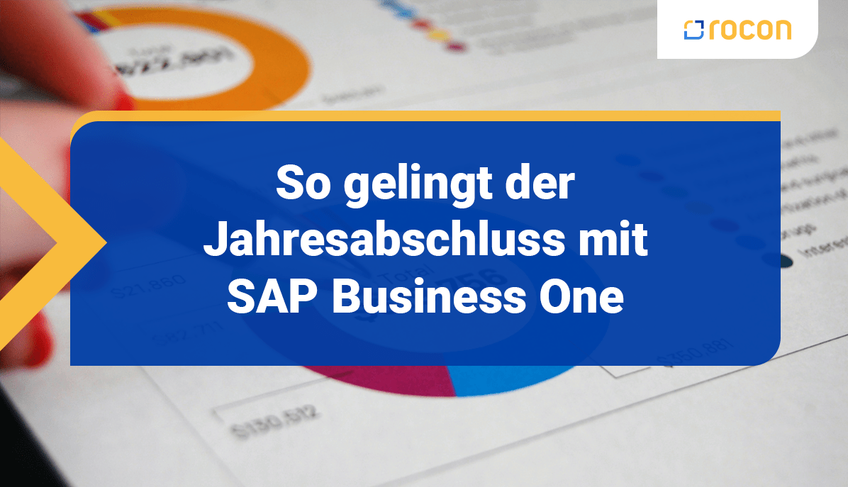 Zwei Männer beim erstellen des Jahresabschlusses mit SAP B1 sitzen vor zwei Laptops