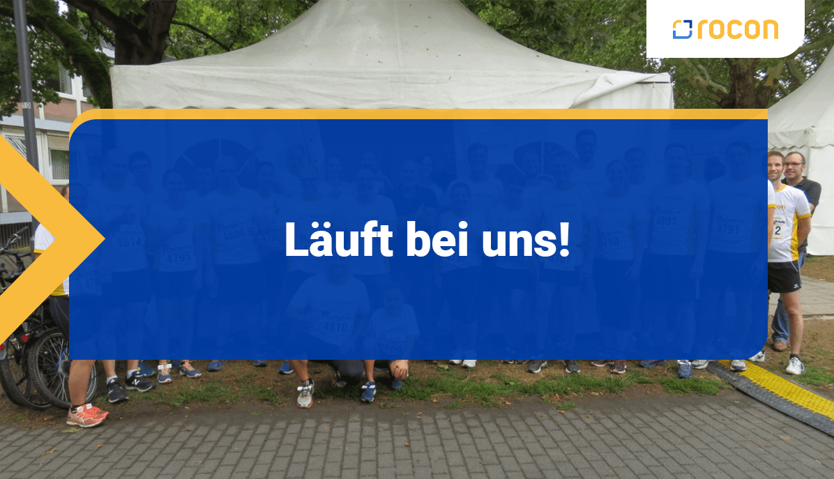Kollegen stehen gemeinsam vor Zelt