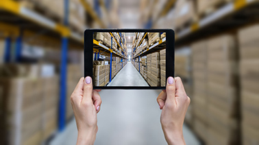 Ein Lagergang wird von einem Tablet fotografiert