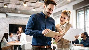 Mann und Frau im Büro mit iPad