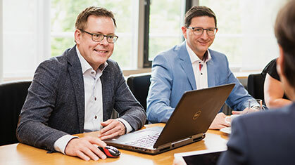 Geschäftsführer der Firma Rocon, Markus Rohrbach im Beratungsgespräch in einem Meetingraum