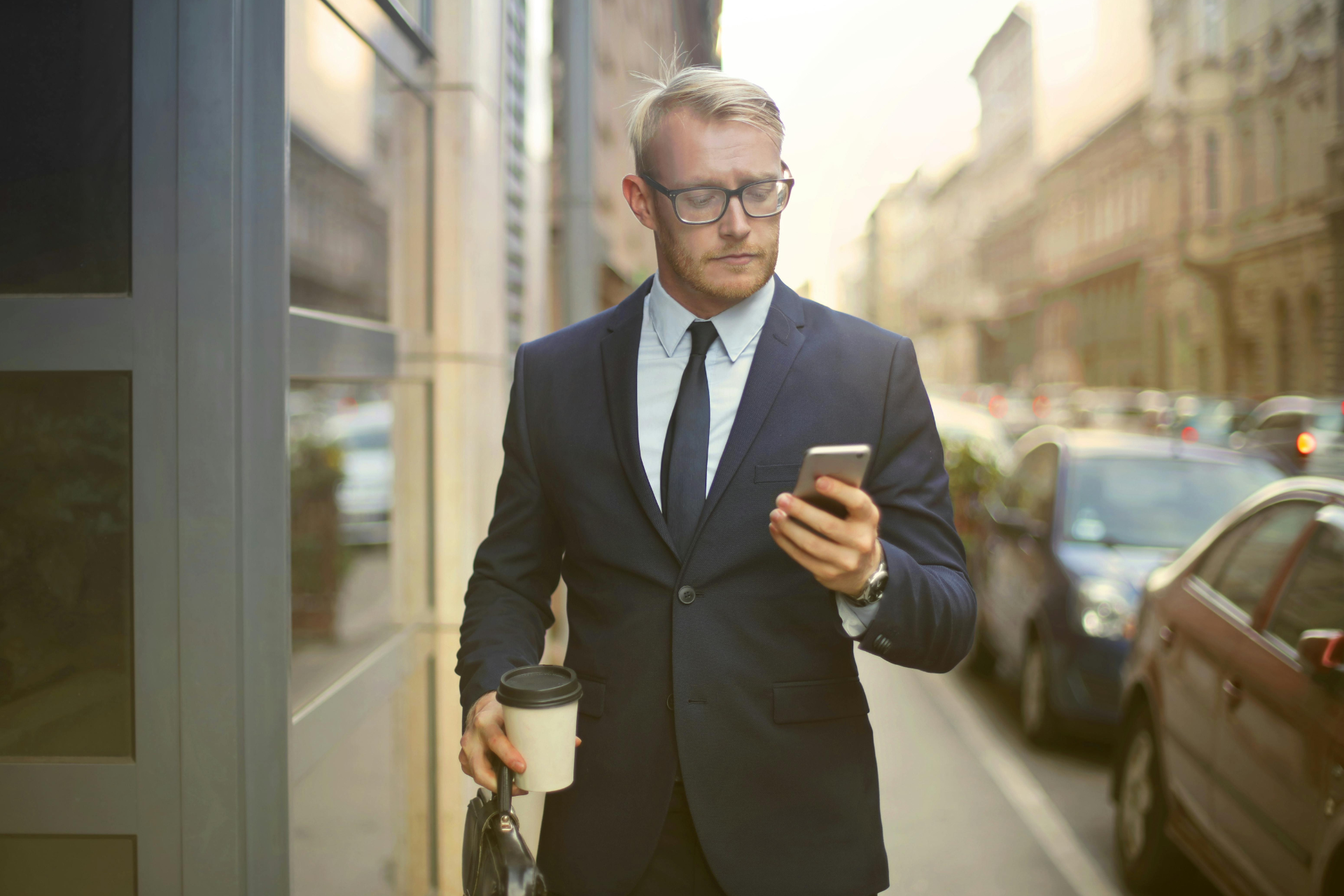 Mann auf Geschäftsreise prüft seine Spesen