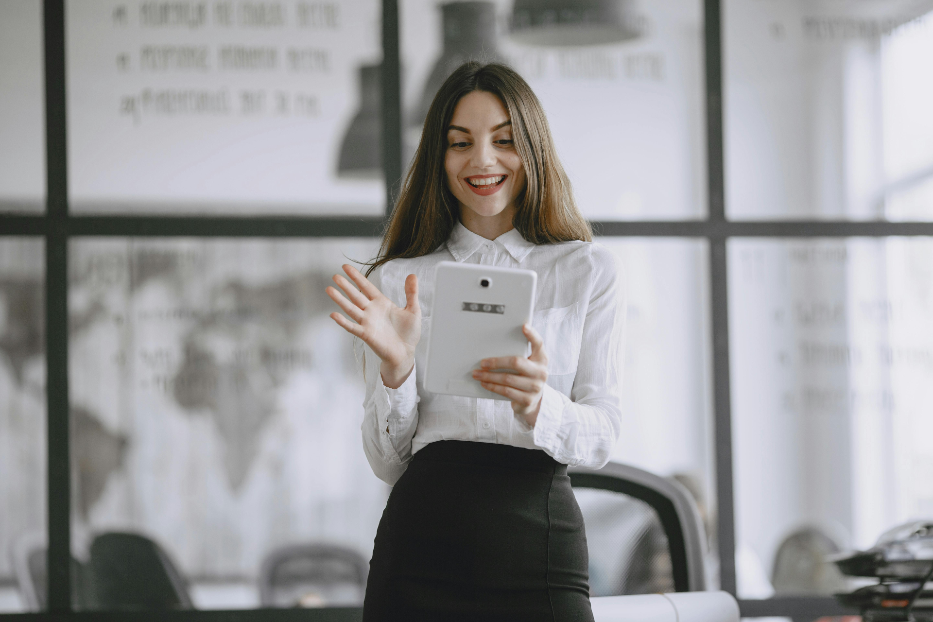 Mitarbeiterin arbeitet flexibel mit Tablet und WalkMe KI