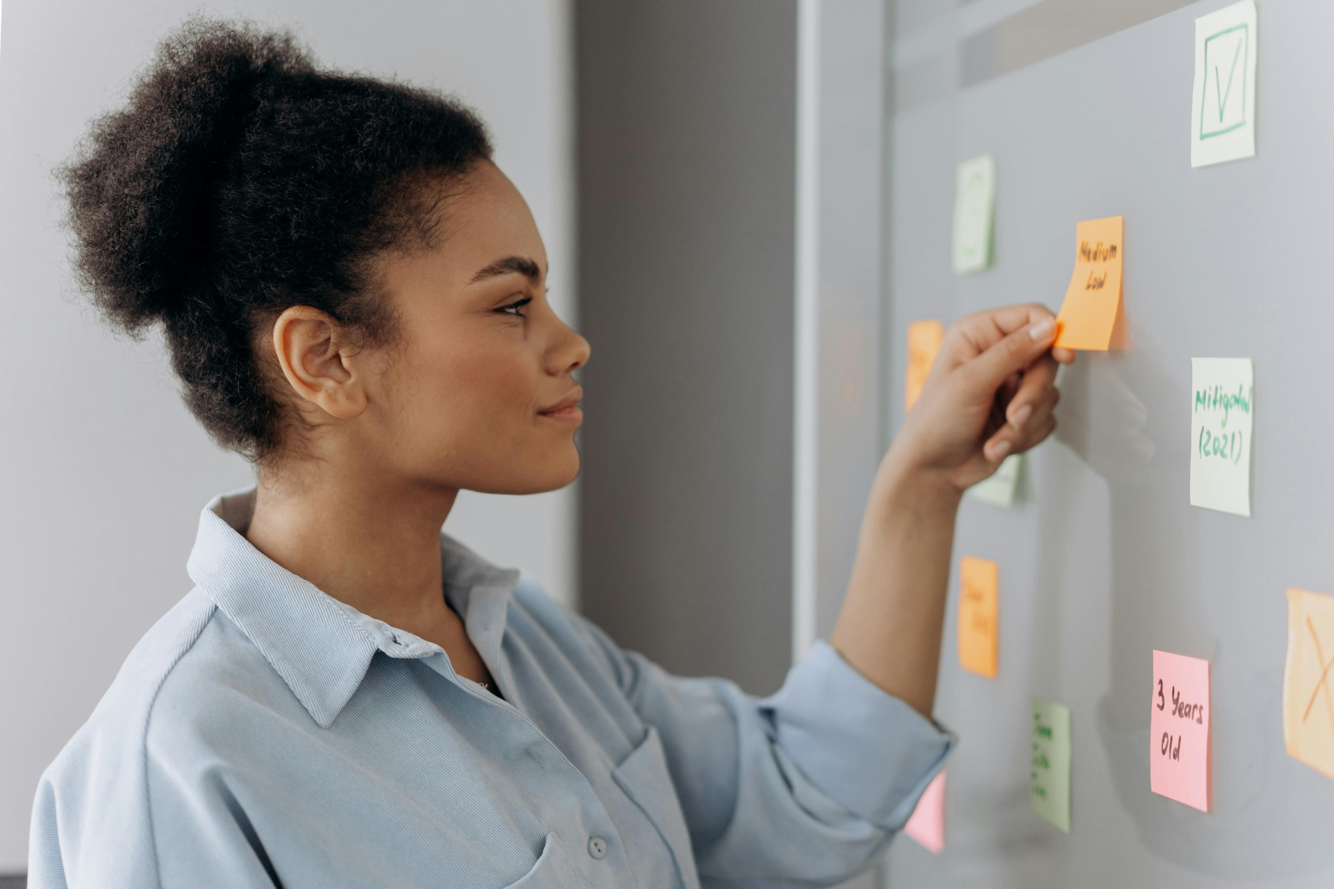 Mitarbeiterin prüft Status des IT Projektmanagements in der ERP Implementierung