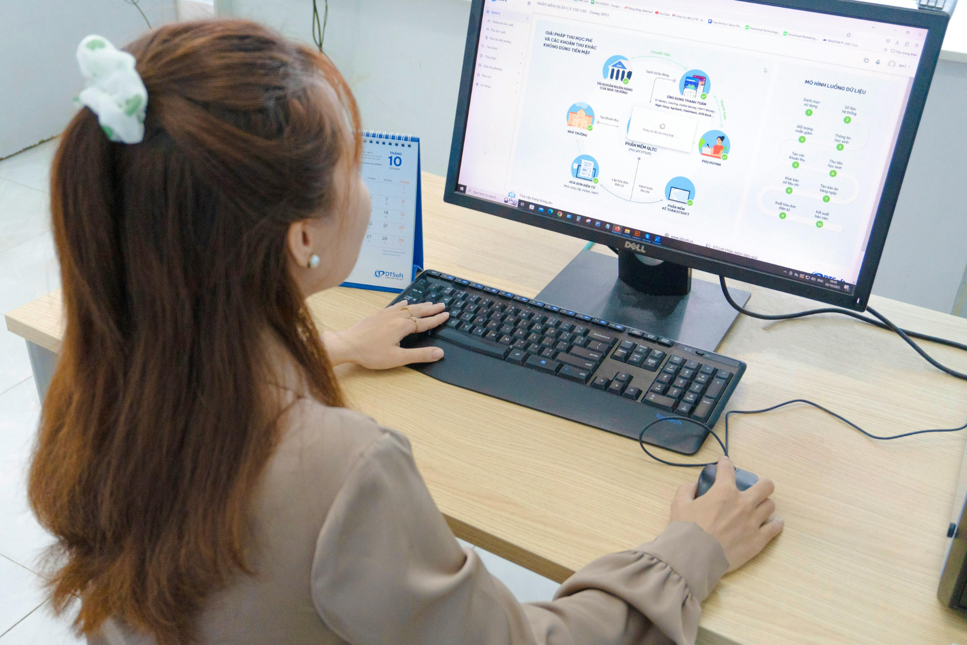 Mitarbeiterin arbeitet mit WalkMe am PC