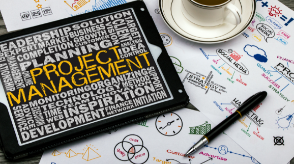 Eine kleine Tafel auf einem Tisch liegend mit der Aufschrift "Project Digital"