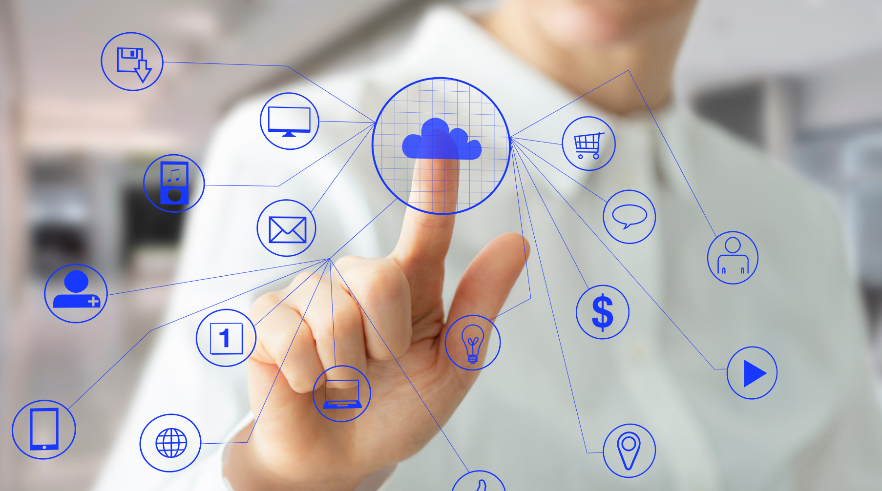 Eine verschwommene Person, welche mit dem Zeigefinger auf eine Wolke (Cloud) tippt und dabei mehrere Abzweigungen entstehen mit Metriken, welche in einer Cloud enthalten sind / sein können