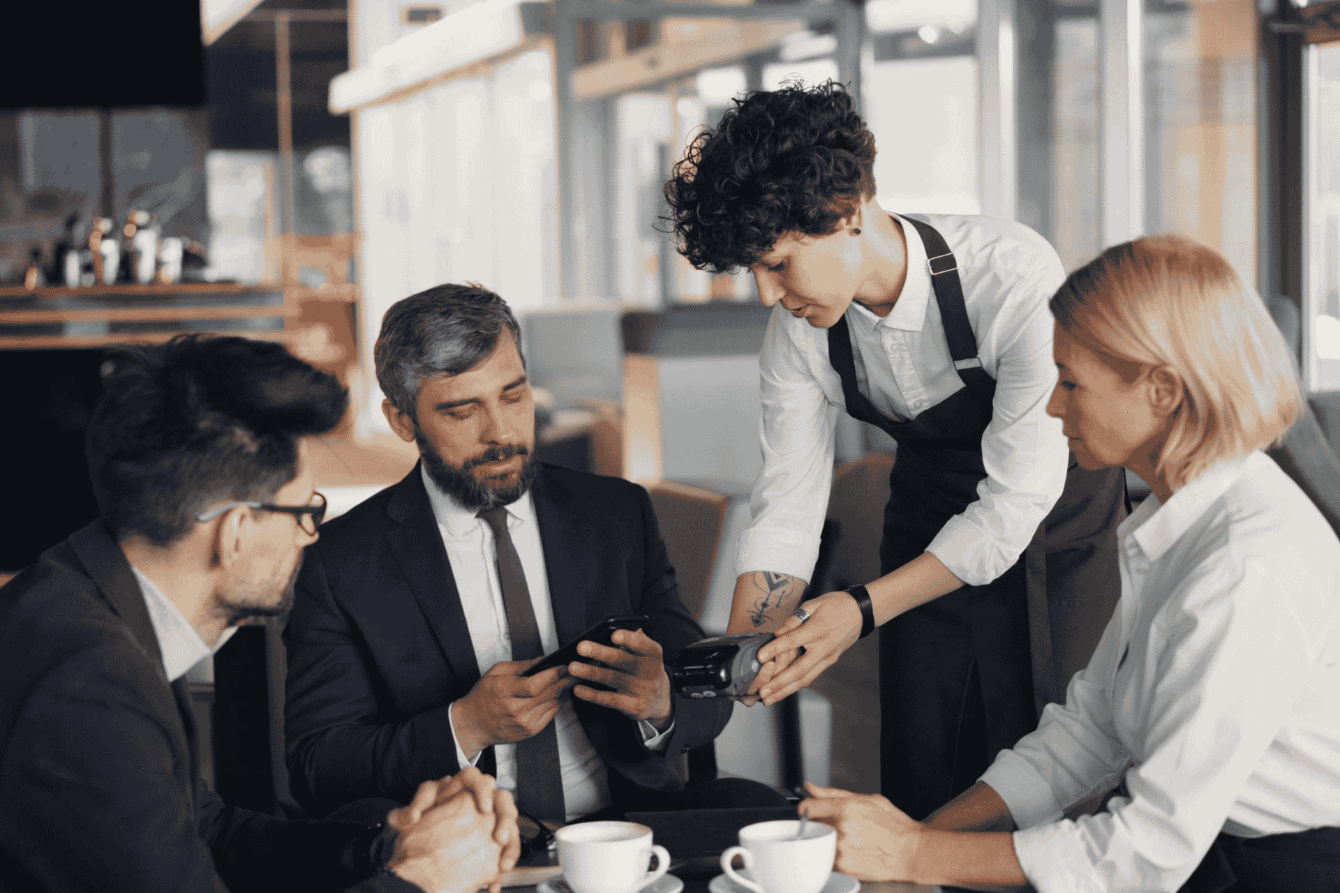 Business-Team begleicht Restaurant-Rechnung