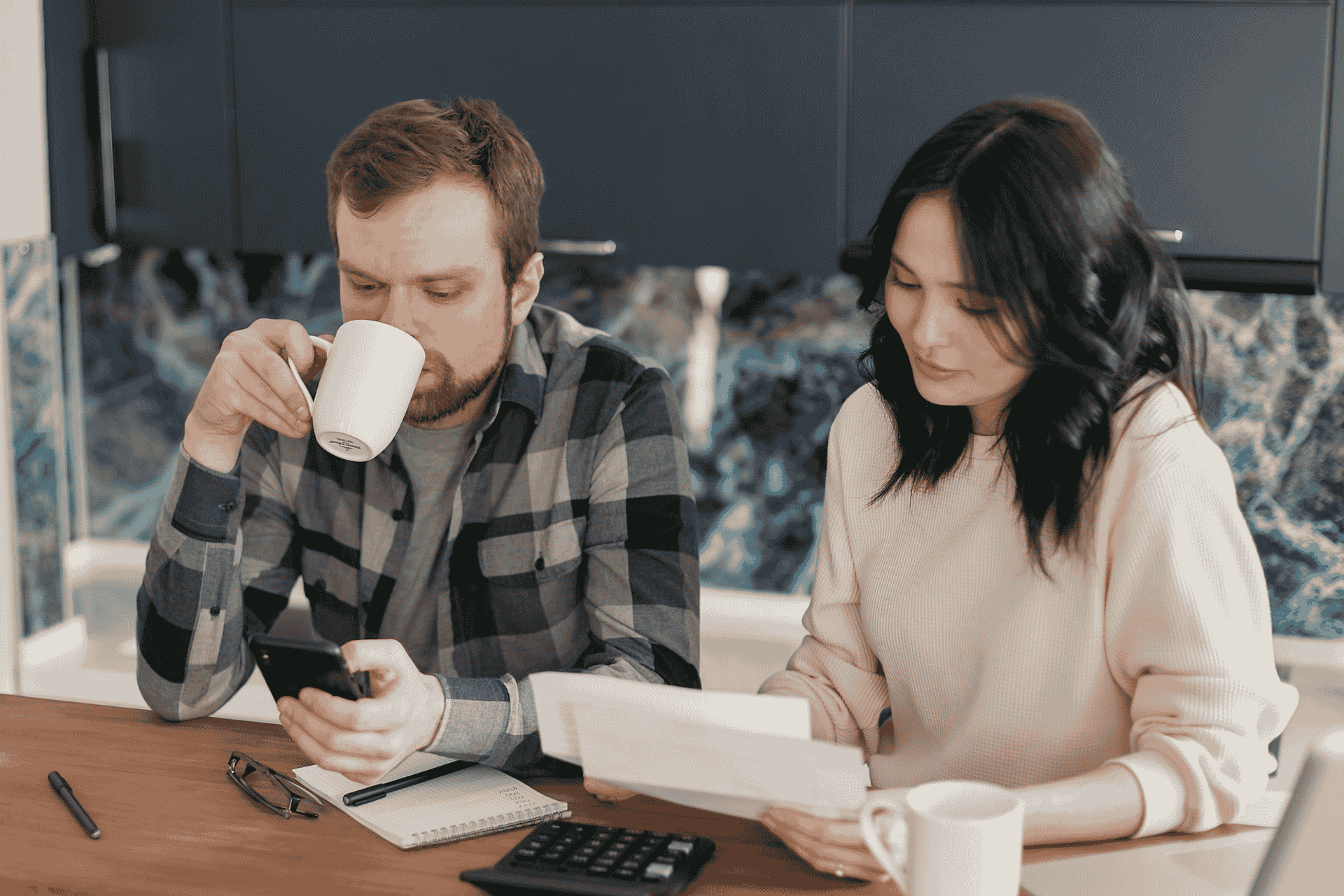 Kollegen prüfen gemeinsam eine Spesenabrechnung