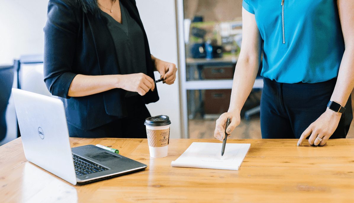 Zwei Kolleginnen besprechen die nächsten Schritte im Projekt