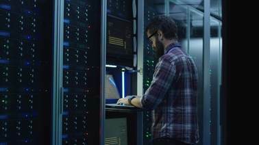 Service Hosting wird durch einen Mann an einem Server eingerichtet