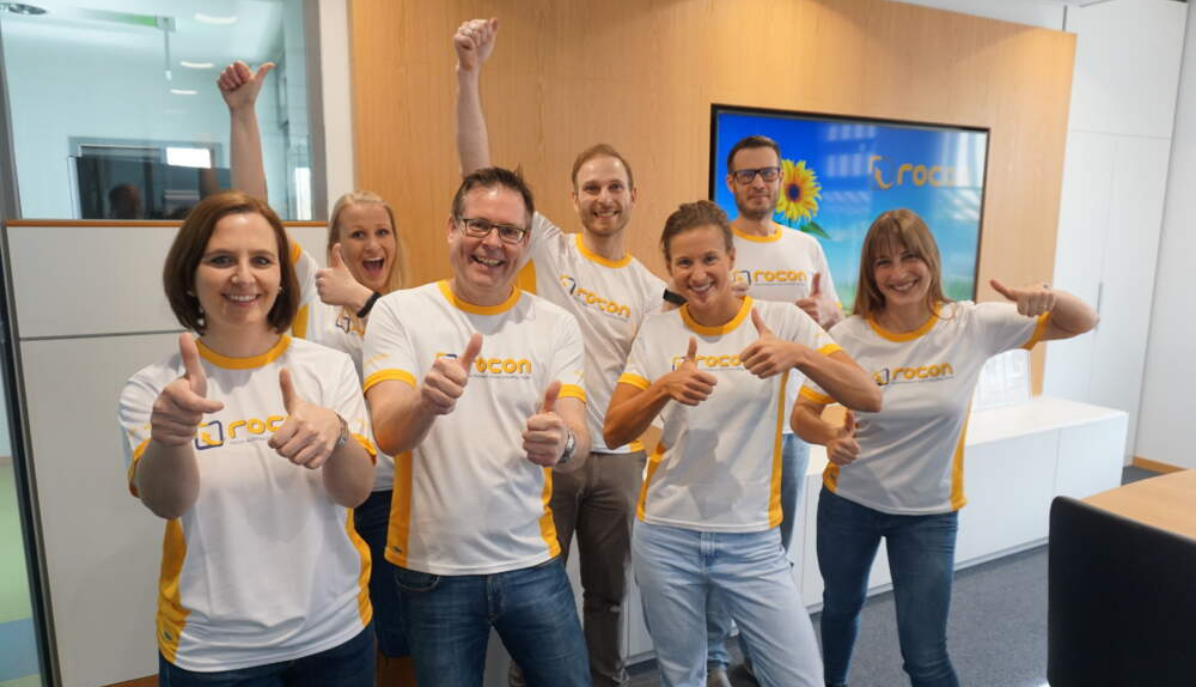 Das Team von Rocon zusammen mit Anna Lena Pohl in begeisterter und lächelnder Daumen-Hoch-Pose.