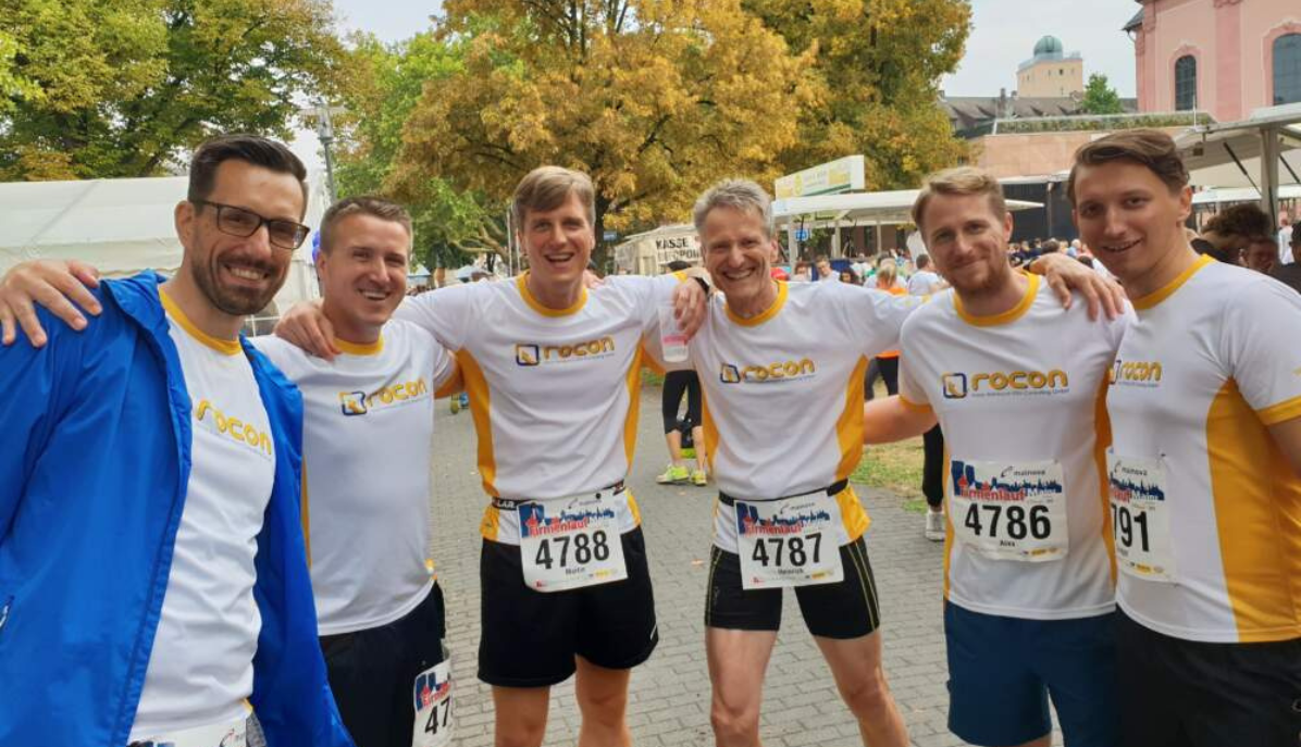 Ein Team, bestehend aus fünf lachenden Männern, von Rocon beim Firmenlauf in Mainz.
