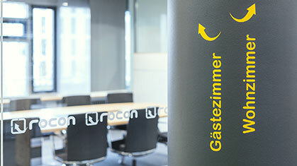 Ein verschwommenes Bild von eine Wohnzimmer und Gästezimmer in der Firma Rocon