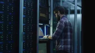 Service Hosting wird durch einen Mann an einem Server eingerichtet