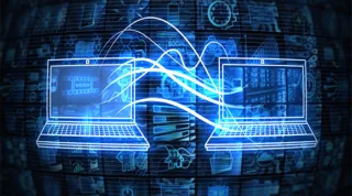 Digital Transformation Data Transfer durch zwei Laptops die miteinander verbunden sind