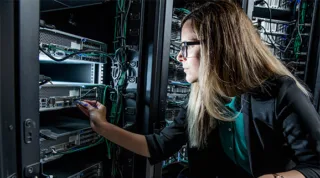 Digital Transformation Hardware eine Frau die in einem Serverraum steht