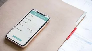 Ein Mobiltelephone liegend auf einer Akte.