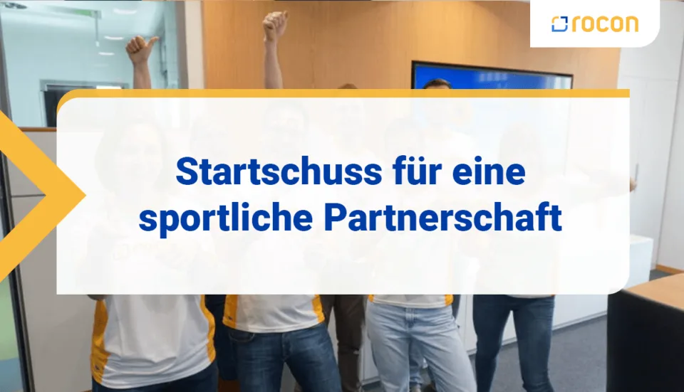Mehrere Personen freuen sich gemeinsam und stecken die Hände nach oben