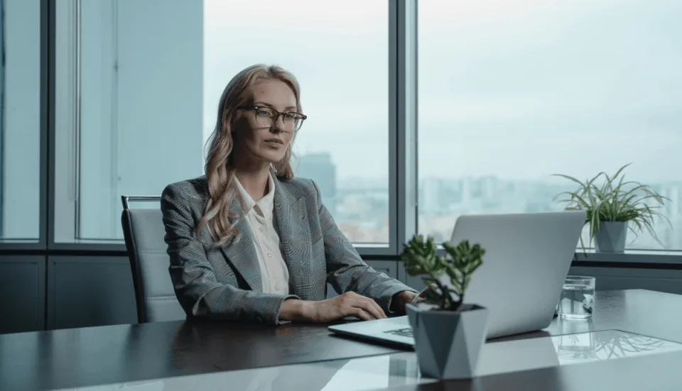 Geschäftsfrau imBüro vor Laptop sitzend