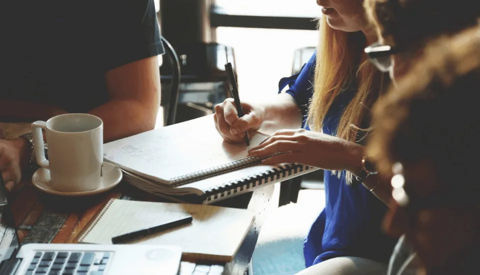 Besprechung unter Kollegen zu SAP S4/HANA Finance