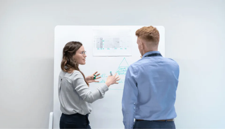 Zwei Mitarbeitende planen eine Datenintegration