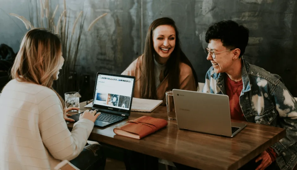 Team in einer Projektbesprechung zu KI-Assistenzen