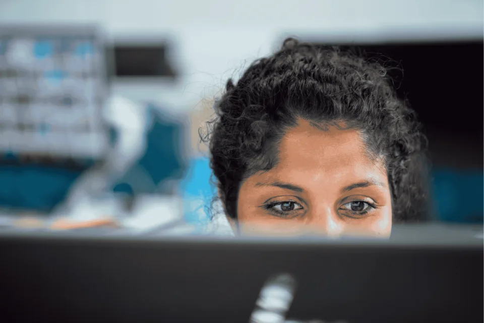Frau arbeitet am PC