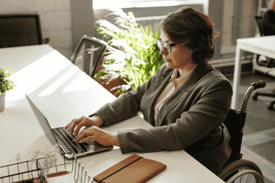 Business Woman sitzt am Laptop