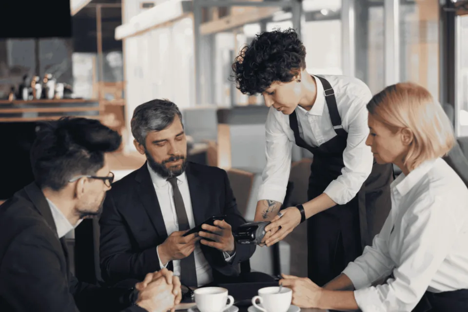 Business-Team begleicht Restaurant-Rechnung