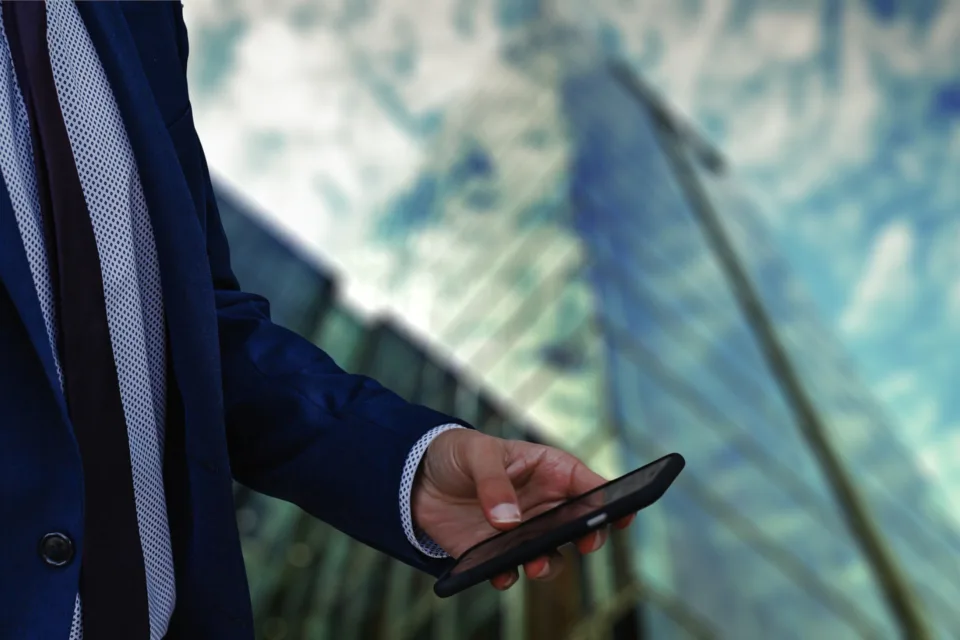 Effizienzsteigerung - Mitarbeiter scheckt Apps am Smartphone
